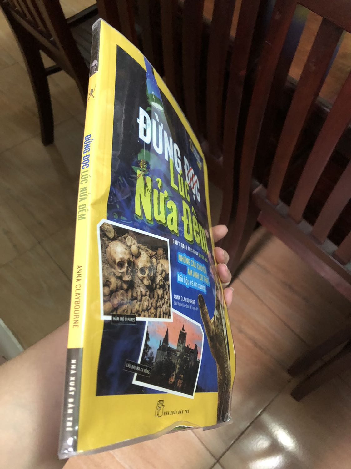 Nội dung sách rất hay, nhưng vận chuyển quá ẩu. Mình rất quý sách, nên sorry tiki mình ko chấp nhận được, tiki nên xem lại đơn vị vận chuyển