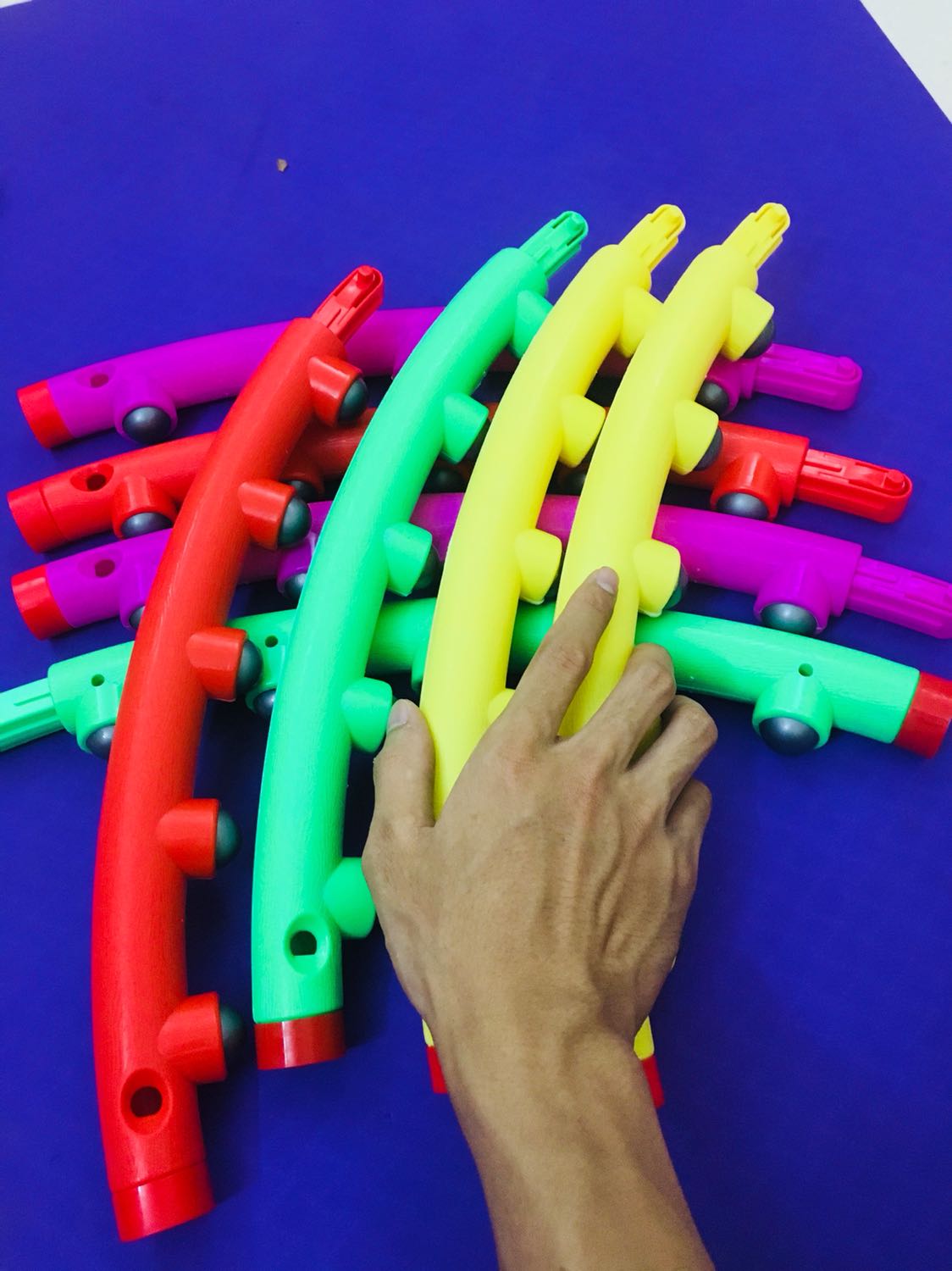 Vừa đi làm về thì thấy ship giao hàng
hơi muộn xíu nhưng mở hộp ra thấy màu rất oki, kiểm tra chất liệu thấy đúng như mô tả 98cm , lại có bi masage đánh mỡ bụng hiệu quả lắm ạ, mà rất thoải mái

à vòng tháo nắp rất dễ lên thuận tiện mang đi lại để tập mọi lúc mọi nơi
Lần trước mua thảm rất hài lòng, Thêm vòng lắc éo này nữa quá ưng. 
Lần sau sẽ ủng hộ miDoctor nhiều hơn!