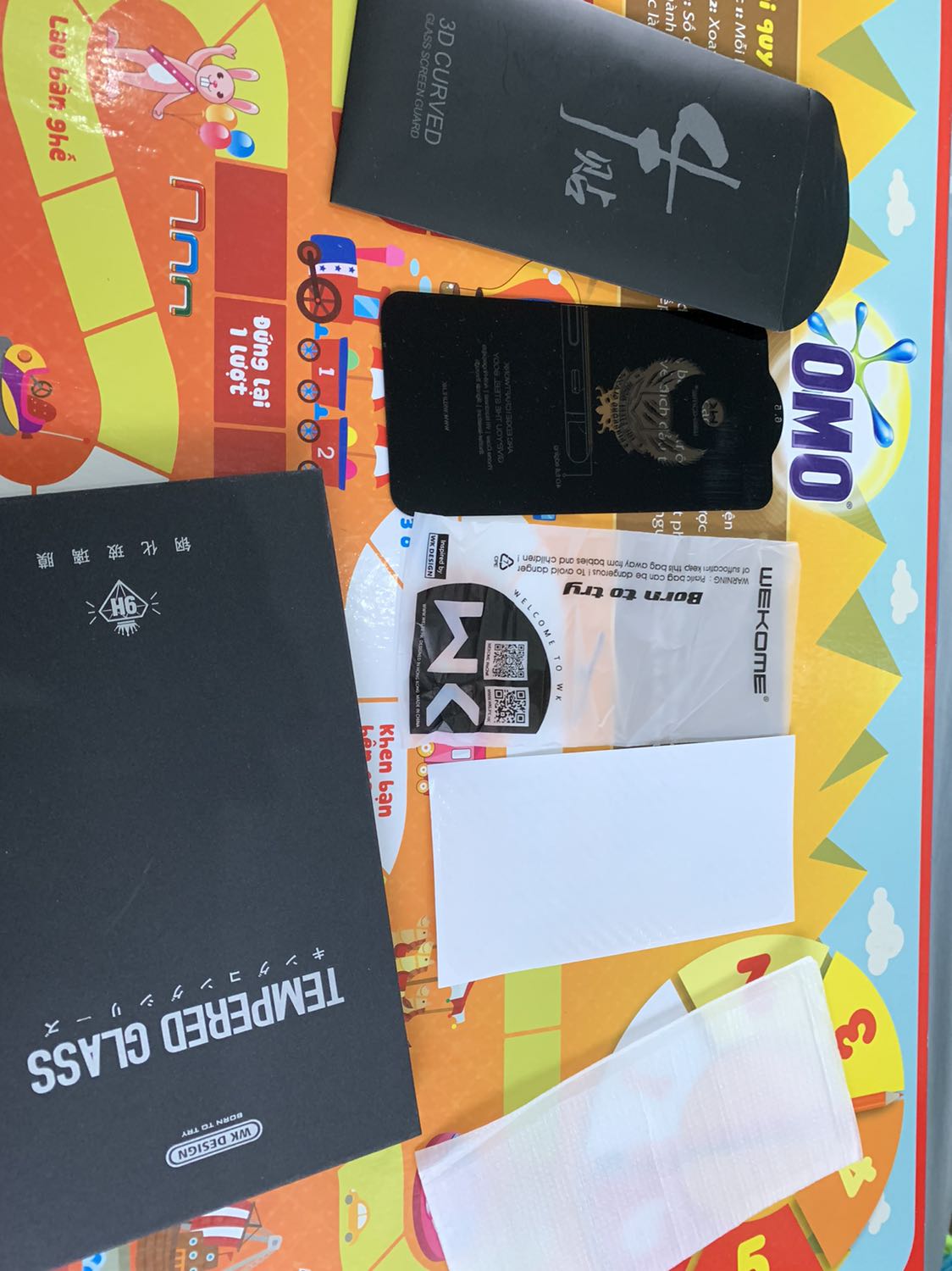 Không có miếng lau kính sao dán shop.
Hàng này không giống mua các lần trước.
1. Bao bì bị gỡ ra, ko đúng nguyên bản
2. Bao đựng kính bị nhét các thứ dứ dư thừa: ex dán mặt lưng ip 7, bao bóng dư như hình,...
Đề nghị Tiki báo thu hồi hàng. Thanks