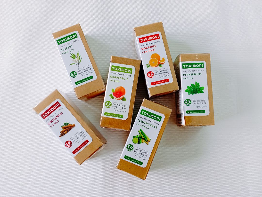 Tiki ship hàng nhanh, mình ở Đà Nẵng mới đặt 2 ngày đã về tới. Mở lọ cam ngọt ra cái mùi thơm xỉu luôn, ngọt thơm rất dễ chịu. Mình thích nhất mùi này nên dùng nhanh hao hơn so với mấy loại kia. Lọ tinh dầu được nhiều lắm, mỗi lần dùng 2-3 giọt chắc vài tháng mới hết. Rất đáng để thử mùi này luôn nha