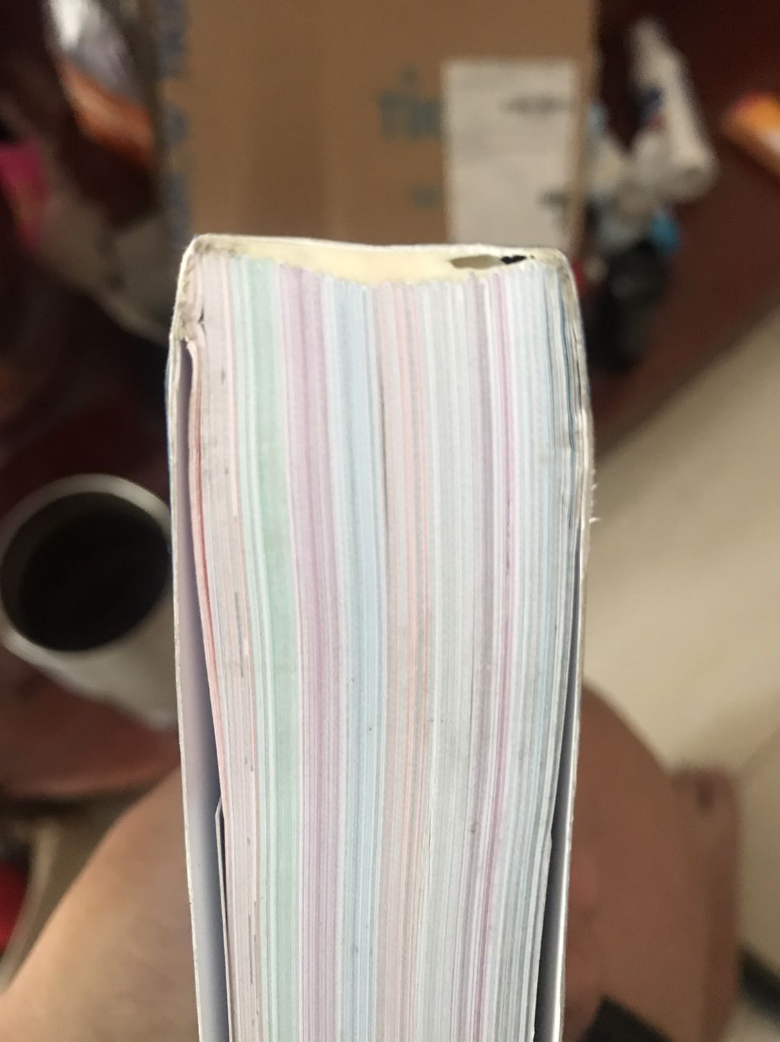 Hàng giao quăn góc. Gáy sánh thì konđủ keo như bong tróc. Bìa cd thì hình mờ và nhoè. Như hàng lậu vậy. Thất vọng