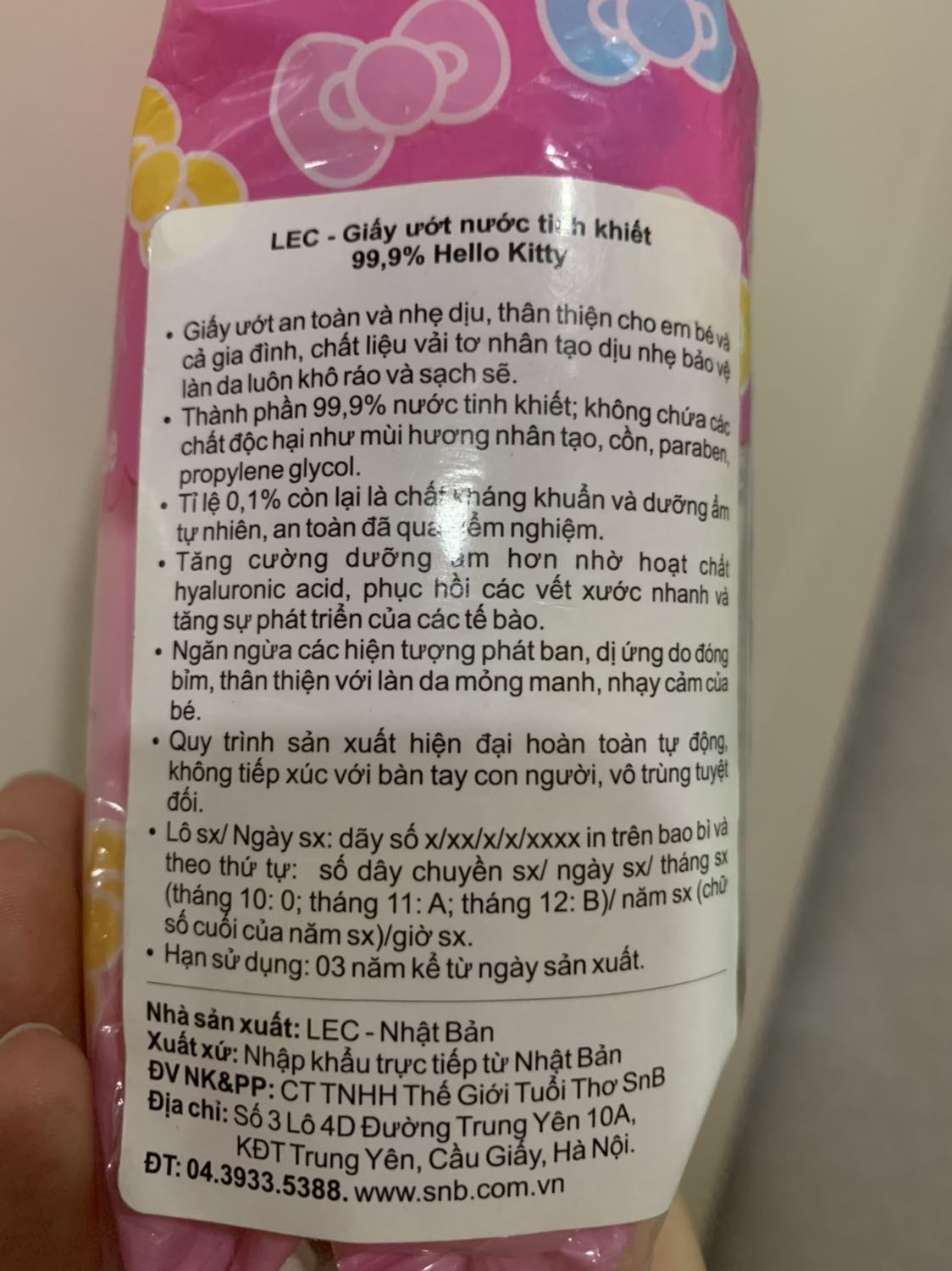 Mình nghiên cứu rồi đặt mua chứ chưa sử dụng liền nên chưa biết khi sử dụng sẽ như nào. Thời gian giao hàng khá chậm. Hàng giao như mô tả, đúng loại, đúng màu, nhìn dày dặn, chắc chắn.
Nhưng có 1 điều rất bực mình là hàng tặng là 2 bich khăn giấy đã hết hạn sử dụng. Thà đừng tặng chứ tặng như này thì như là tặng rác cho khách hàng rồi. 
Trong hình có chụp dòng chữ ngày sx trên bao bì là 325a50501 và có hướng dẫn đọc ngày sx bằng tiếng việt thì theo hướng dẫn là 3 năm từ ngày 25/11/2015 trong khi giao hàng cho mình là gần cuối tháng 12/2018. Mình nghiên cứu rồi đặt mua chứ chưa sử dụng liền nên chưa biết khi sử dụng sẽ như nào. Thời gian giao hàng khá chậm. Hàng giao như mô tả, đúng loại, đúng màu, nhìn dày dặn, chắc chắn.
Nhưng có 1 điều rất bực mình là hàng tặng là 2 bich khăn giấy đã hết hạn sử dụng. Thà đừng tặng chứ tặng như này thì như là tặng rác cho khách hàng rồi. 
Trong hình có chụp dòng chữ ngày sx trên bao bì là 325a50501 và có hướng dẫn đọc ngày sx bằng tiếng việt thì theo hướng dẫn là 3 năm từ ngày 25/11/2015 trong khi giao hàng cho mình là gần cuối tháng 12/2018.