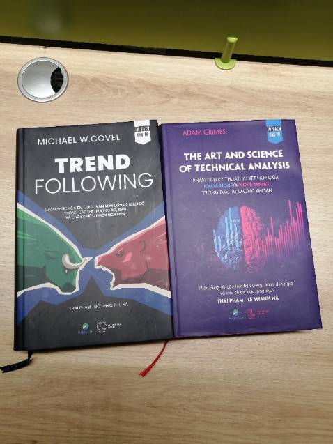 Bìa màu tím là mình ưng lắm, chưa kể đến cuốn sách này còn phân tích giữa khoa học và nghệ thuật trong đầu tư chứng khoán, đặc biệt là phân tích kỹ thuật. Dự là sẽ nghiền ngẫm một khoản thời gian mới tiêu hóa hết được kiến thức. 

Sách dày, chữ in nổi bật, giấy thơm. Tiki giao hàng nhanh chóng. Sẽ ủng hộ Happy Live dài dài