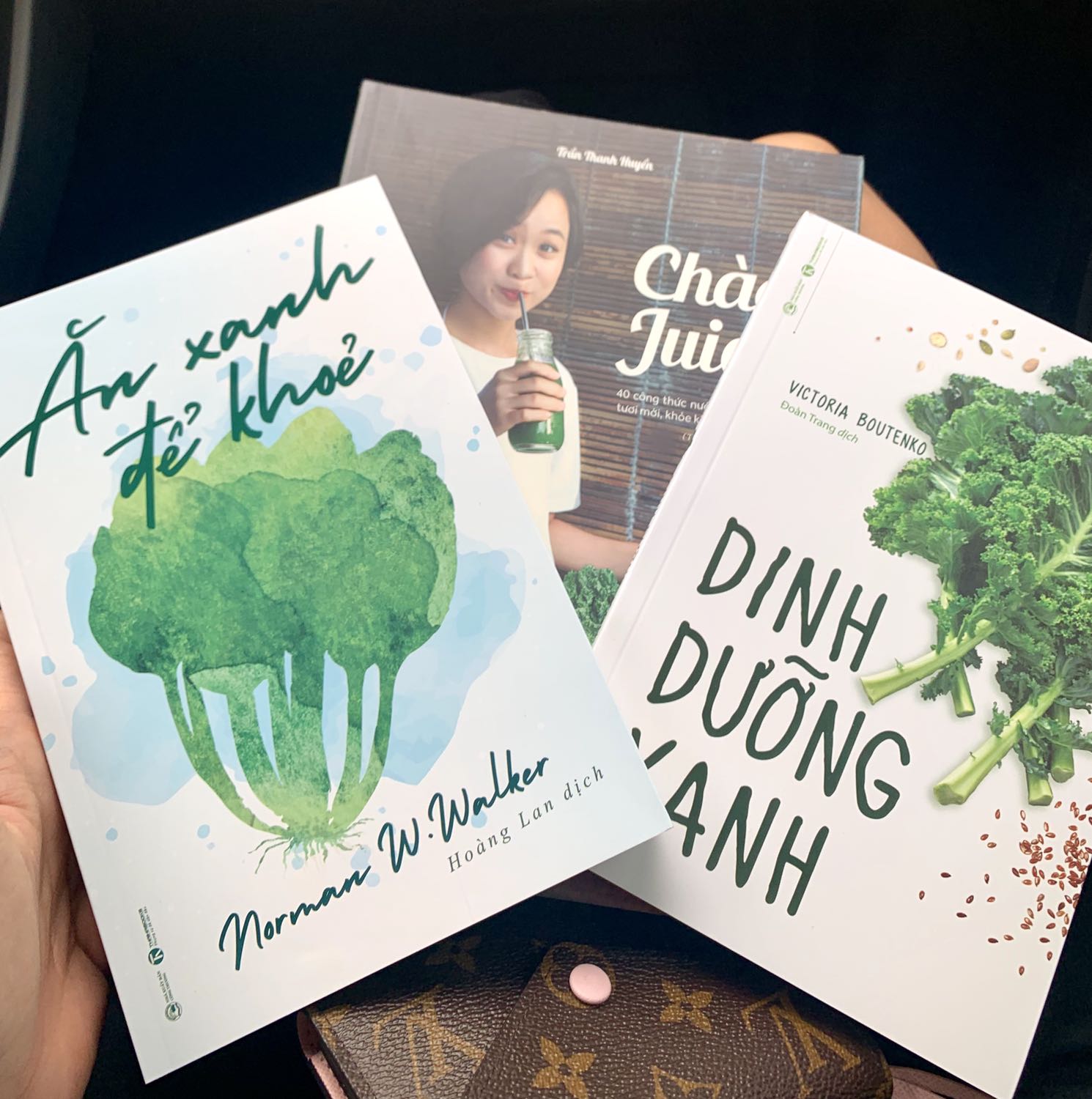 Mình đặt sách tối ngày 24/5, Tiki hẹn 28/5 giao hàng. Thế nhưng ngay buổi chiều ngày 25/5 mình đã nhận được sách rồi. Sách được đóng gói cẩn thận, đẹp đẽ. Mình mới xem qua quyển “Chào Juice” thì thấy sách in màu rất đẹp, công thức rõ ràng - rất dễ làm theo.