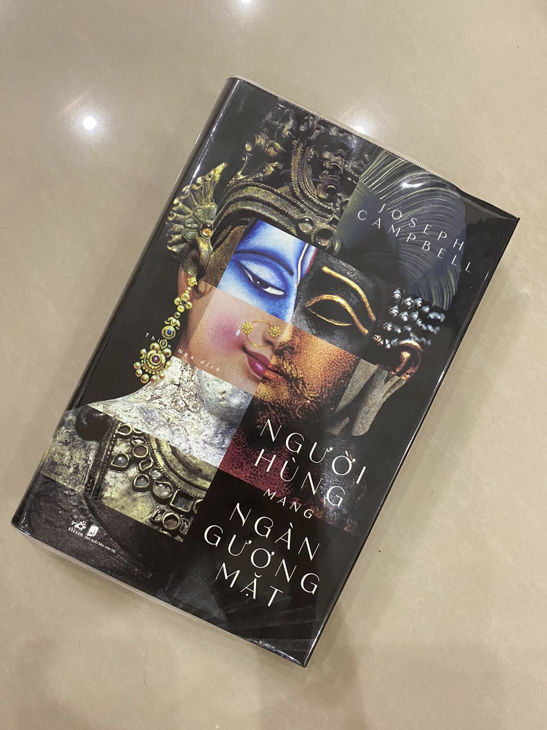 Giao hàng siêu nhanh dù đang trong mùa dịch ^^
Đây là cuốn sách nghiên cứu chuyên sâu và cẩn trọng của học giả đầu ngành - Joseph Campbell. Cuốn này cần thiết đối với những ai quan tâm và bắt đầu nhập môn thần thoại học nhé. Tìm hiểu về “monomyth” (hành trình của vị anh hùng) cũng sẽ giúp các bạn thấu tỏ về các nhân vật Hero của điện ảnh hiện nay đó 😉