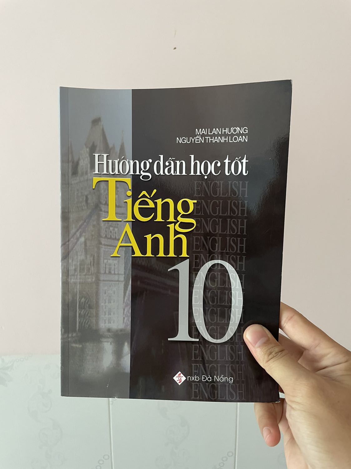 Sách hơi cũ tí nhưng ổn với giá giảm