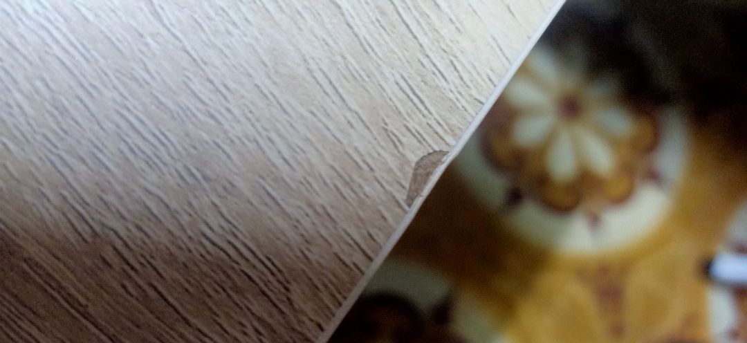 Nhận được bàn mới biết phải tự lắp ráp chân bàn, bàn bị mẻ 2 chỗ, chờ 11 ngày mới nhận được hàng, Tiki nên thay đổi đơn vị vận chuyển khác thay cho J&T để đảm bảo chất lượng hàng hóa khi vận chuyển và thời gian giao hàng, chưa thấy chỗ nào giao hàng lâu như vậy luôn á