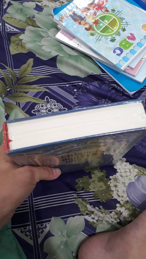 Sách đẹp, ko bị hư tổn trong quá trình vận chuyển. Có bookcare- shop rất kĩ, cũng như trong khâu đóng gói. Nd mình chưa đọc và đây là lần đầu mình đọc tác phẩm của  ernest hemingway. Nên mua nhé mn