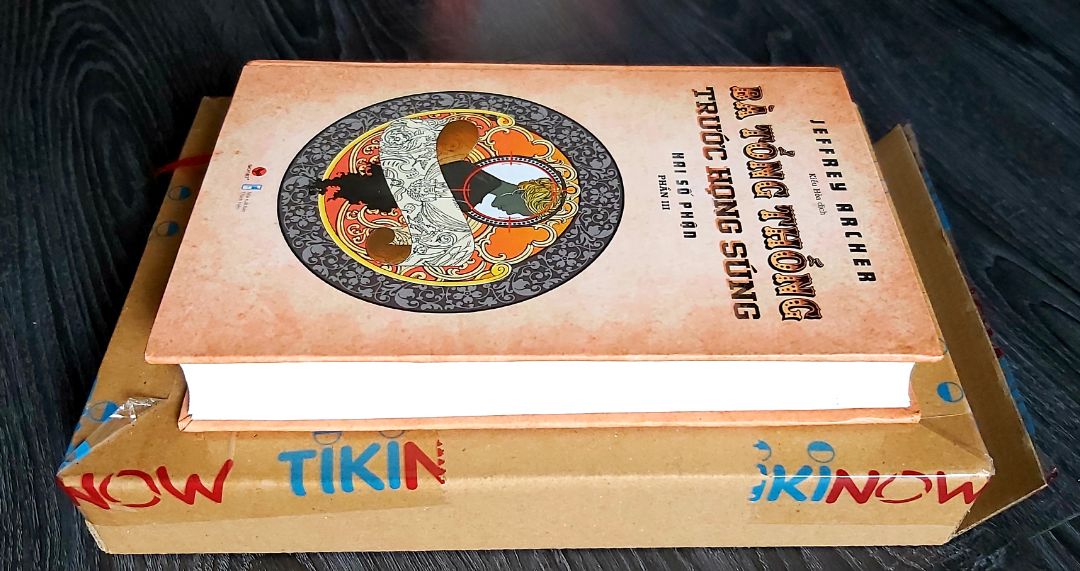 "7 giờ 30 phút một tối nọ, FBI nhận được thông tin về âm mưu ám sát bà Tổng thống. Đến 8 giờ 30 phút, có năm người biết được những thông tin về âm mưu ám sát. 9 giờ 30 phút, bốn người trong số họ bị giết. Người duy nhất còn sống, đặc vụ FBI Mark Andrews, biết về thời điểm bọn sát thủ sẽ hành động và biết được âm mưu này có liên quan đến một vị Thượng Nghị sĩ, còn về địa điểm, cách thức hay điều quan trọng nhất là danh tính bọn chúng, anh đều không biết gì. Anh chỉ có sáu ngày để tìm ra kẻ chủ mưu. Trong sáu ngày đó, anh không có thời gian để lãng phí, không được để lại dấu vết, và không được tin tưởng bất kỳ ai. Anh chỉ có sáu ngày để ngăn chặn thứ đang đe dọa sự an nguy của Tổng thống. Một từ không đúng, một bước đi sai lầm, và cả một quốc gia lẫn giấc mơ hoài bão sẽ sụp đổ."
Mình hài lòng về chất lượng sách và dịch vụ Tiki. Giá hợp lý (80k), sách chính hãng, TikiNOW giao trong vòng 2h sau khi đặt sách. Nhân viên giao hàng luôn  vui vẻ và thân thiện. Like & Thanks!