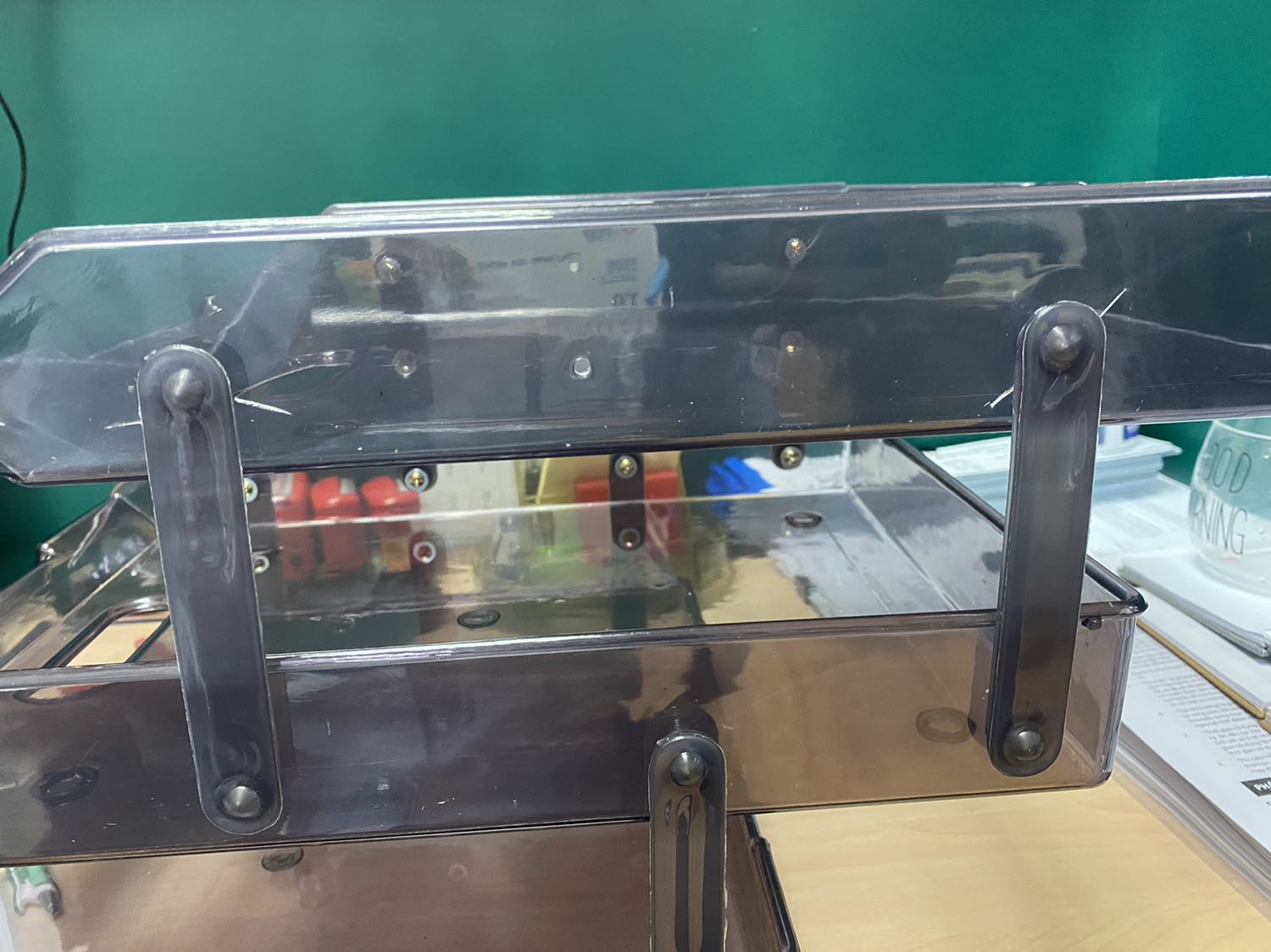 Sản phẩm bị nứt tại các vị trí bắn ốc, vít