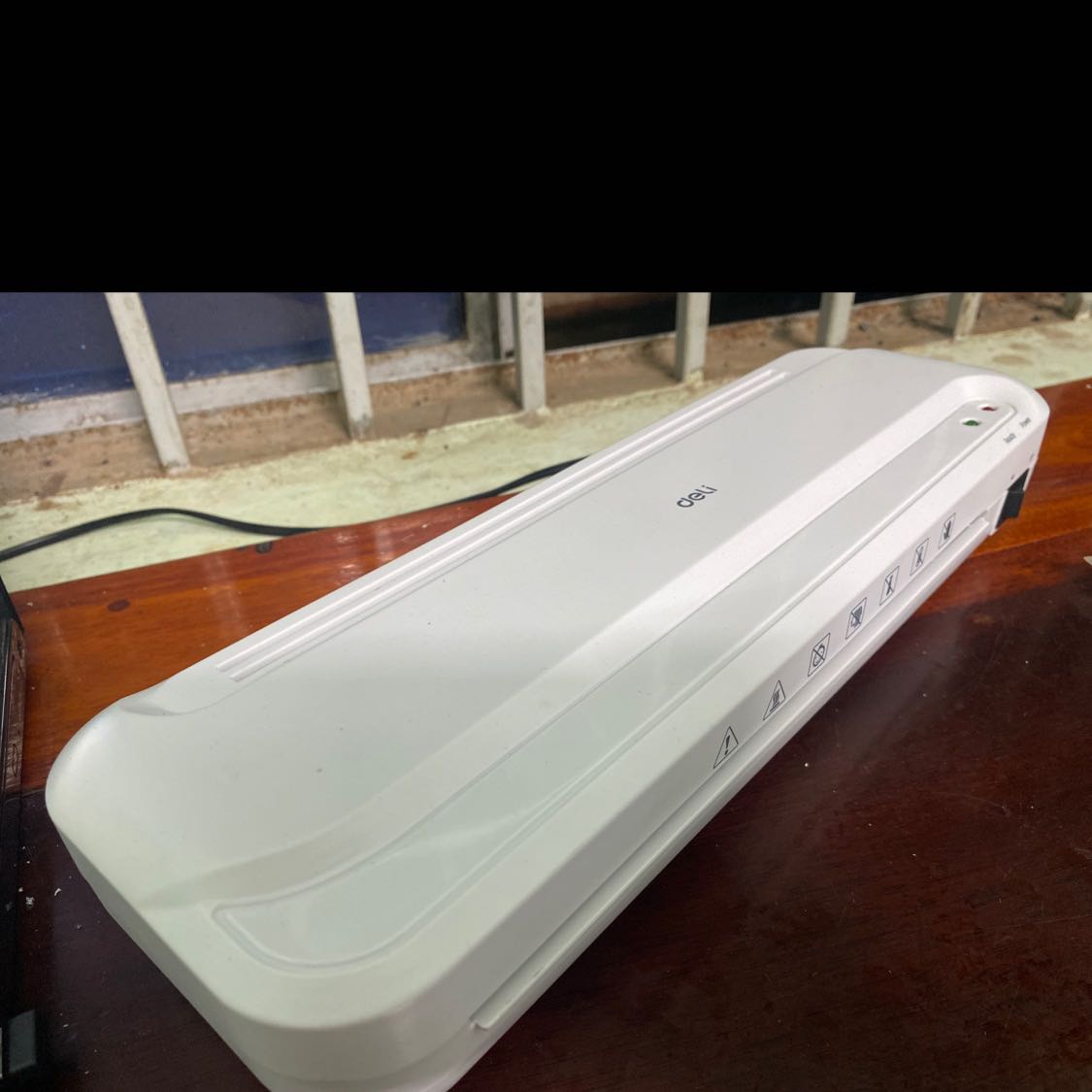 Sau 10 ngày sử dụng và ép các loại giấy tờ tuỳ thân nhận xét như sau:
- ưu điểm: đẹp, nhỏ gọn, dễ sử dụng
- khuyết điểm: 
1. Ép chậm (ae nào làm kinh doanh nên chọn loại nào ép nhanh chứ loại này ko ổn)
2. Ép nhiệt ko đều, ép ở giữa bị hở. Ép lần 2 là ở giữa ko kín đc, phải ép lại nhưng đc cái ko bị hư giấy tờ
Nói chung xài tạm ổn. Cho sản phẩm 5 ⭐️ ủng hộ