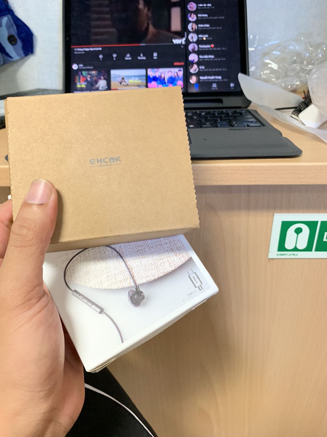 sản phẩm giống như hình, có điều là tai nghe không phù hợp với sản phẩm của mình, găm vào không nghe được...mong rằng shop xem được đánh giá và cho đổi trả sản phẩm ạ