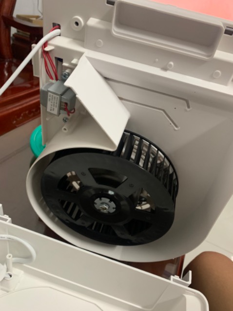 Sản phẩm giá ổn so với nơi khác, thấy thông tin có cảm biến và có cả Nanoe nên tôi phải tháo tung ra để xem nhưng chắc shop cũng chỉ copy paste bài viết nên không biết là nó chỉ có mỗi moter quạt và không có bất kì cảm biến gì