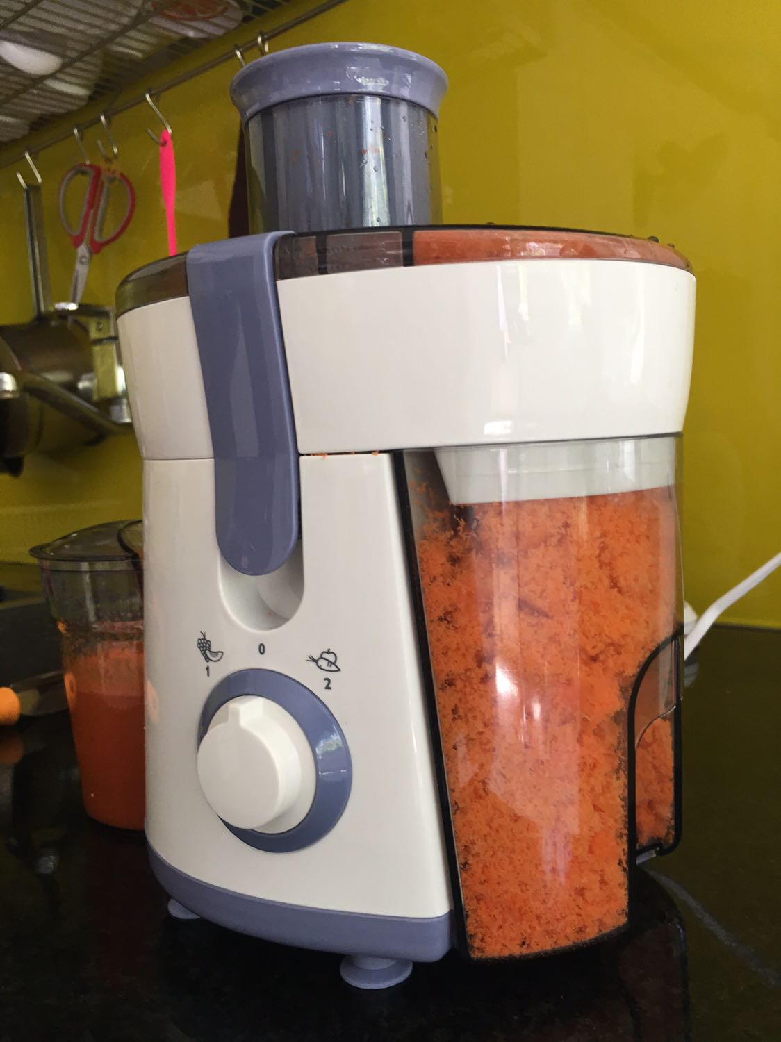 Máy kêu khá to, ép cà rốt rất nhanh, vẫn còn lợn cợn một chút bã nhưng ko sao. Ngăn chứa bã hơi nhỏ phù hợp với gd ít người. Máy nhỏ gọn, đẹp mắt. Giao hàng cực nhanh, mình ở daklak mà đặt 2 ngày là nhận đc.