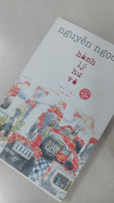 Tập tản văn là tập hợp hàng chục câu chuyện đời thường, quá đỗi bình thường từ xóm giềng miền quê cho đến những miền đất mà tác giả có dịp ghé qua. Bên cạnh lời văn một mạc, giản dị đúng chất Nam bộ vốn là đặc trưng thì các câu chuyện của “cô Tư” cũng thường là về thân phận những người nghèo những người mà tác giả từng băn khoăn cho là có đời sống tẻ nhạt, không biến cố, lờ đờ trôi theo thời gian, là không dấu vết, là “hư vô”. Qua những ghi chép chân thực, rất đời tác giả cuối cùng như muốn minh chứng điều ngược lại. 
“ Làm gì có người nào sống không để lại dấu vết. Ngay cả một người vô dụng nhất chẳng ra tích sự gì lúc qua đời cũng tốt đất xanh cây. Không phải ai cũng có thể viết sách, vẽ tranh với cái ảo tưởng rằng chỉ cần vậy thôi thì tên tuổi vẫn còn lang thang hoài trên mặt đất. Nhưng những con người bình thường cũng ở lại rất lâu. Họ chỉ sống, vậy thôi.
Cả khi không để lại chút tên tuổi gì, như những người xây Vạn lý trường thành, thì họ cũng làm nên dấu vết của mình trong gạch đá.
Không cần bận tâm hư vô, bà ngoại vẫn ở lại trong dáng đi của đứa cháu, trong tính khí của thằng con, trong cái hương vị  món bánh tằm bì mà bà truyền dạy.”