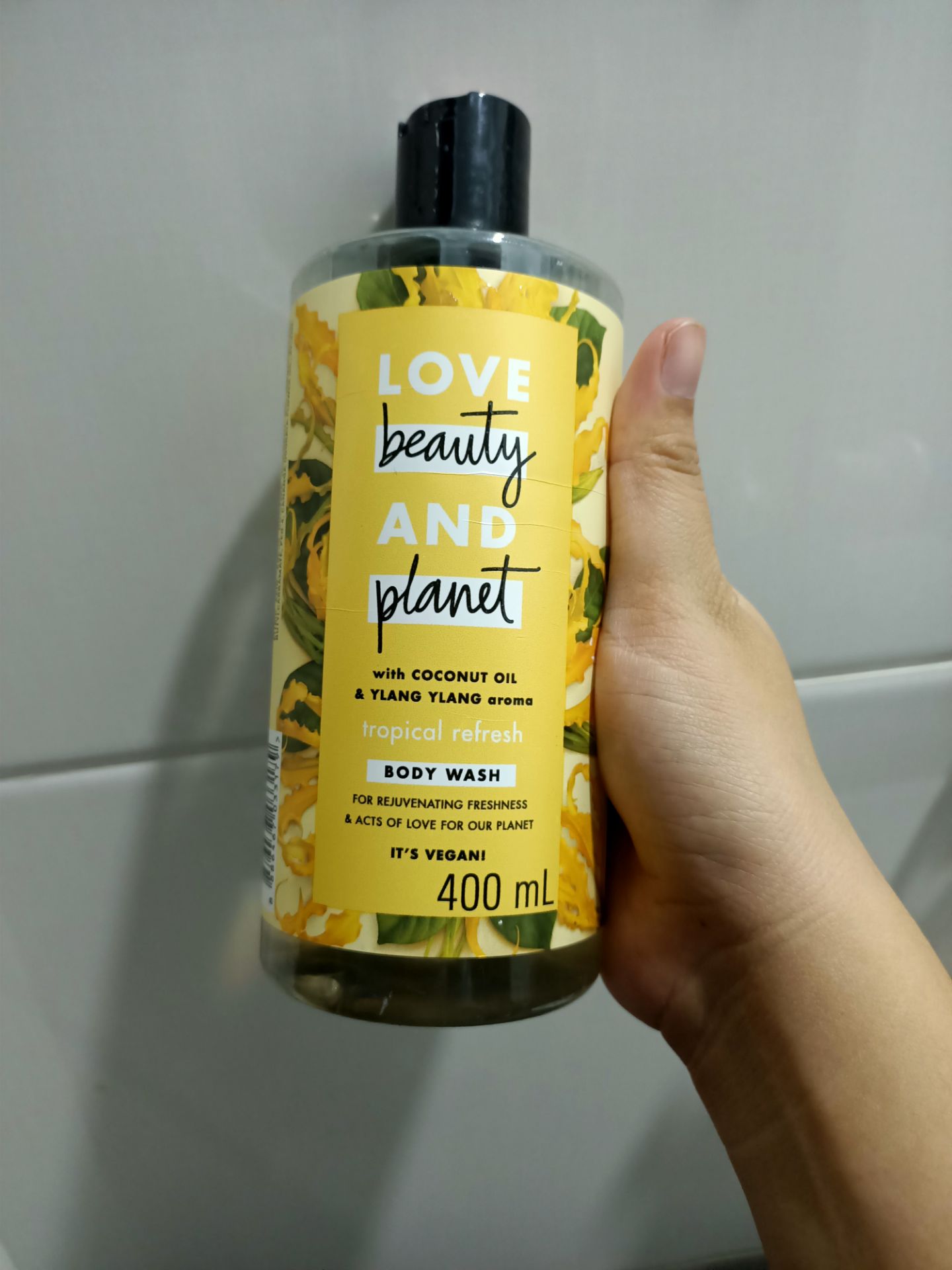 thơm dịu không bị khô da, có mùi sáp dừa, hương lưu lại cũng khá lâu.
tiki giao hàng nhanh, đóng gói kỹ.