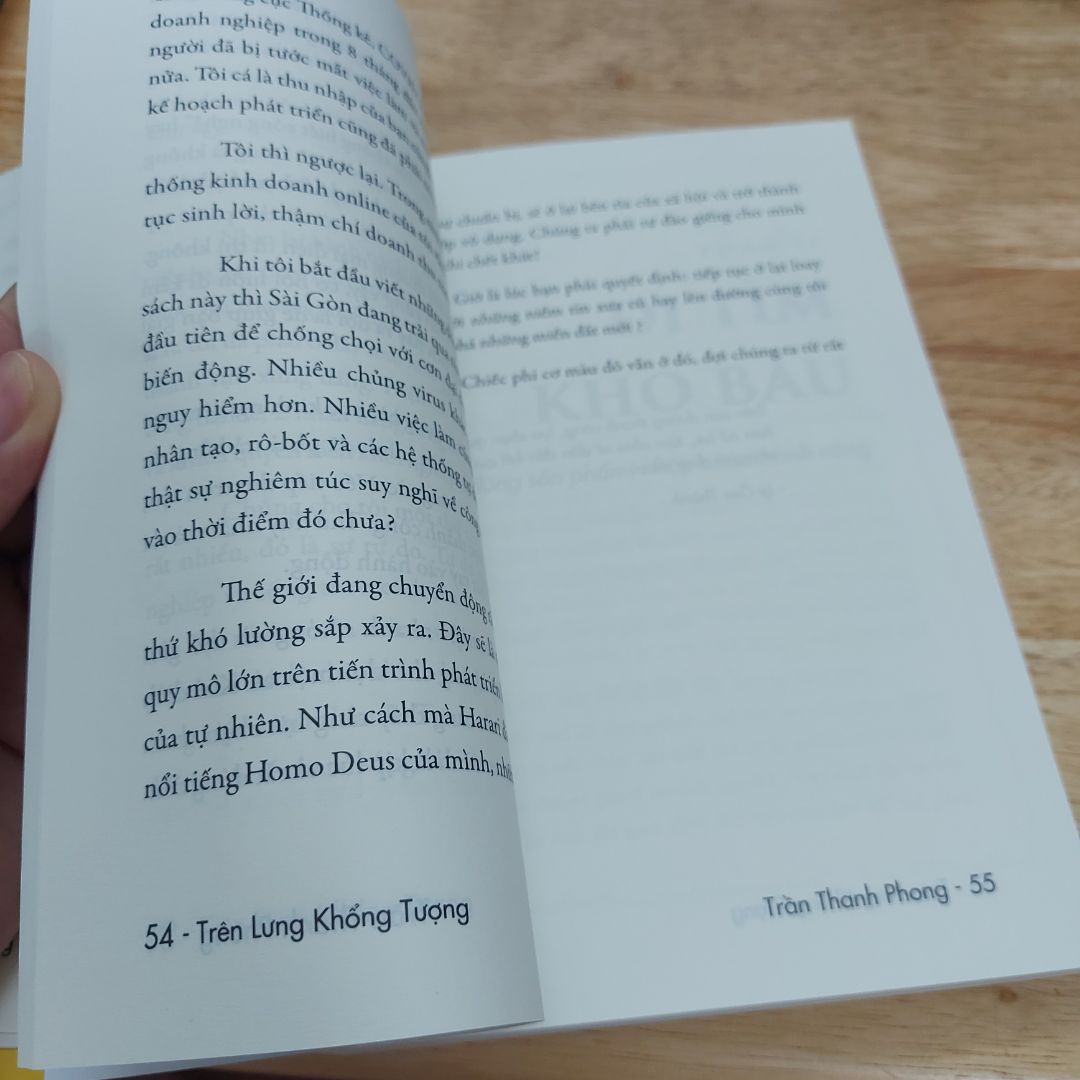 Tiki đóng gói, giao hàng nhanh, sách được bao bọc cẩn thận
Sách hay, cách hành văn gần gũi dễ hiểu, nội dung thiết thực, phù hợp thời đại ngày nay
Tác giả có tương tác qua chatbox nên cũng có một cảm giác cùng đọc sách với tác giả, có vấn đề gì hỏi, tác giả cũng sẽ phản hồi lại
Tôi  ủng hộ những quyển sách tác giả phát hành