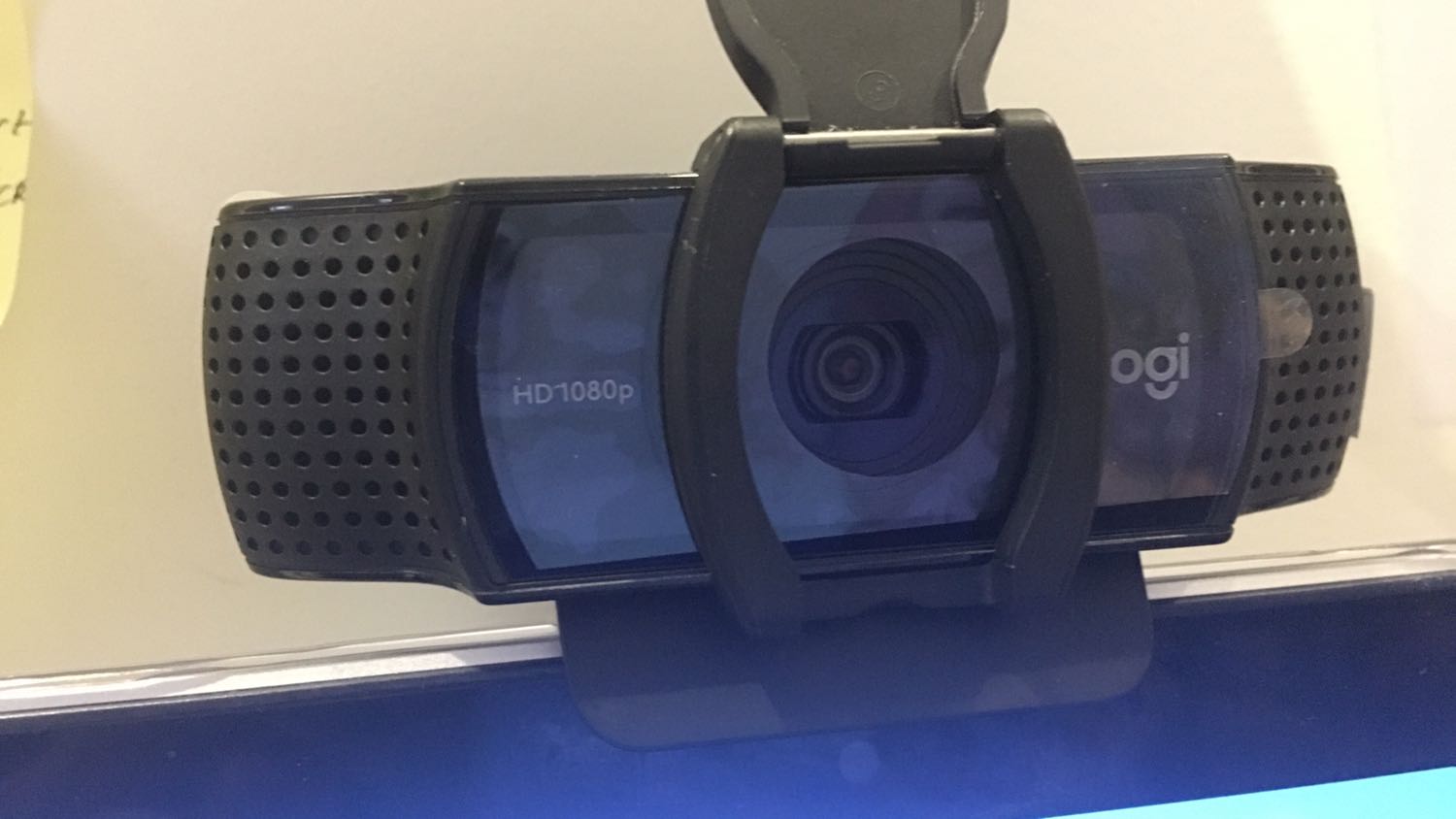 Mình mới nhận hàng thôi, *** sơ thì thấy cũng tạm ổn. Nhưng có điều rất không hài lòng mà đóng gói hộp sơ sài, đã vậy khi mình nhận thì hộp lại không còn nguyên seal. Cảm giác như shop giao cho mình hàng trả lại của khách khác hay hàng trưng bày vậy! Vài hôm có vấn đề gì thì mình nhất định đổi trả. 

Setup đơn giản, lên địa chỉ webpage theo hướng dẫn để cài đặt logitune thì cái app đó lại dính sát vào một góc phải của màn hình mà không kéo ra được. Thành ra là cái app phụ mini đó cũng k dùng gì được.