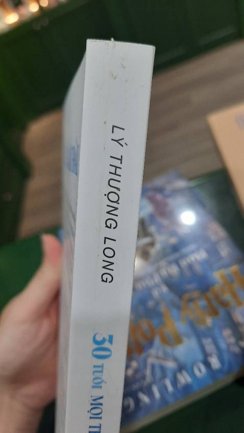 Lần đầu tiên mình phải để lại 1 đánh giá tiêu cực vì thất vọng khi nhận hàng. Mình có thể bỏ qua nhưng ai gặp vấn đề cũng bỏ qua thì người sau lại tiếp tục nhận sản phẩm tệ. Sách bẩn từ ngoài vào trong, bẩn và xước bìa. Bẩn cả ở gáy sách, có đoạn đầu sách còn bị tróc 1 chút. Máy mình chụp không rõ được chứ ở ngoài nó lem nhem bẩn và xước. Mua giao siêu tốc vì muốn đọc sớm, đổi hàng do hàng bị lỗi thì các thủ tục phải mất vài ngày nên thôi mình không đổi nữa. Nhận cuốn sách mà tâm trạng tệ thật sự.