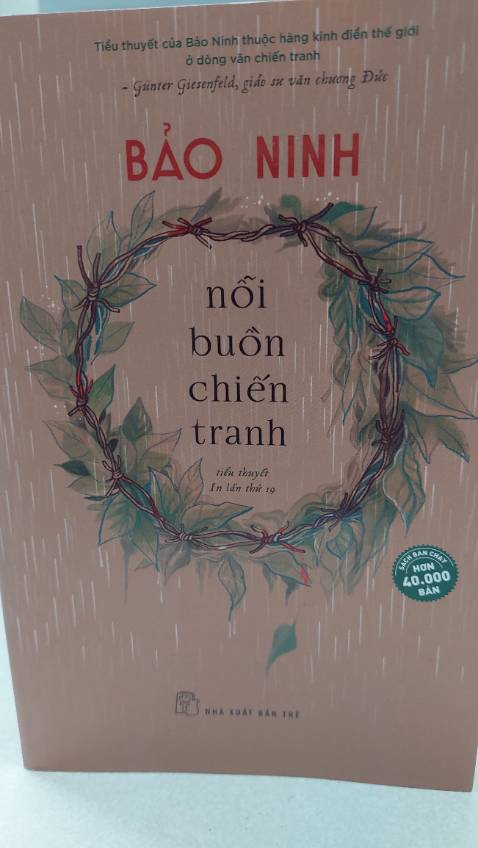 “Cái may của nỗi buồn chiến tranh là ở chỗ nó ra đời vào thời hội nhâp. Nhiều khách phương xa đặt chân đến đây với cuốn truyện của Bảo Ninh. Trong chừng mực mà ở nhiều nơi, hai tiếng Việt Nam mới có nghĩa một cuộc chiến tranh – nó đã trở thành người đại sứ duy nhất của văn học mời gọi người ta đến với xứ sở này để khám phá tiếp”
Tôi hoàn toàn đồng ý với quan điểm của nhà phê bình Vương Trí Nhàn về tác phẩm này. Sự khen ngợi dành cho tác phẩm có lẽ phần đa đến từ những người nước ngoài hơn là những người Việt Nam, những người mà với họ ký ức về chiến tranh, thậm chí là những trải nghiệm trực tiếp về cuộc chiến khi so sánh với điều tác giả viết đều không có gì xa lạ. Có chăng với họ đây là một tác phẩm mang giá trị biểu đạt nghệ thuật với thứ văn phong vừa mang tính hiện thực lại vừa có sức nặng chiều sâu tâm lý .
Dẫu vậy với cá nhân người đọc khi những câu chuyện, giọng văn quen thuộc đó cứ lặp đi lặp lại nhiều lúc tạo cảm giác buồn chán, có lẽ điều này cũng được chính tác giả tự trào bằng thủ pháp mang tính ẩn dụ ở những dòng văn cuối “ Tuy nhiên mạch chuyện không ngừng đứt gãy. Tác phẩm từ đầu đến cuối không hề có nổi một tuyến chung, một bề mặt đại khái nào mà hoàn toàn là những khối thù hình. Tất cả đang diễn ra đột nhiên đứt gãy và bị quét sạch khỏi giữa chừng trang giấy như thể rơi vào một kẽ nứt nào đó của thời gian tác phẩm. Ta vẫn gọi đó là sự mất bố cục, sự thiếu mạch lạc, thiếu bao quát nhiều khi chứng tỏ sự hụt hẫng của tư duy người viết, chứng tỏ cái sự lực bất tòng tâm của y. “ 
Phải chăng tác phẩm về chiến tranh sau rốt vẫn là một trải nghiệm buồn của người lính viết văn.