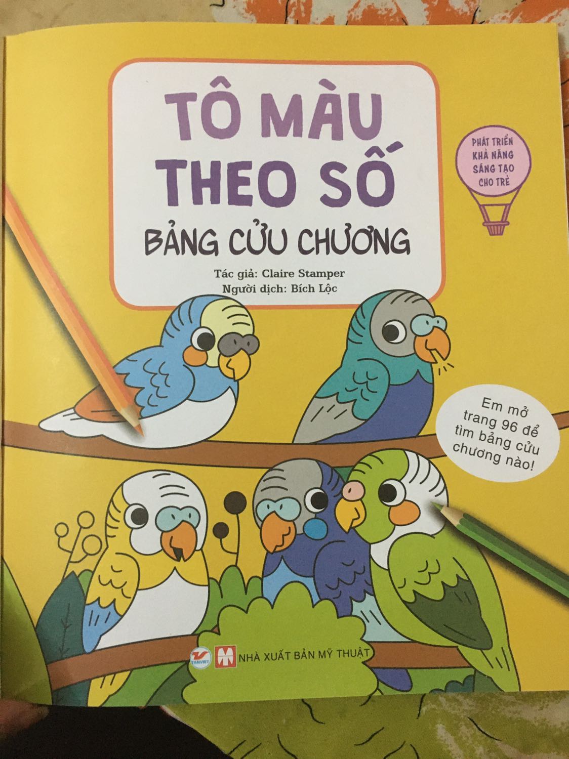 Sách như hình, phù hợp cho các bé lớp 1-2 mới tập làm quen với toán nhân, chia, màu sắc đẹp, nội dung từ dễ đến khó nên các bé có thể vừa tự học toán và chơi tô màu.
Mình mua đc giá km rẻ hơn giá bìa và mua tại nhà sách nên rất thích