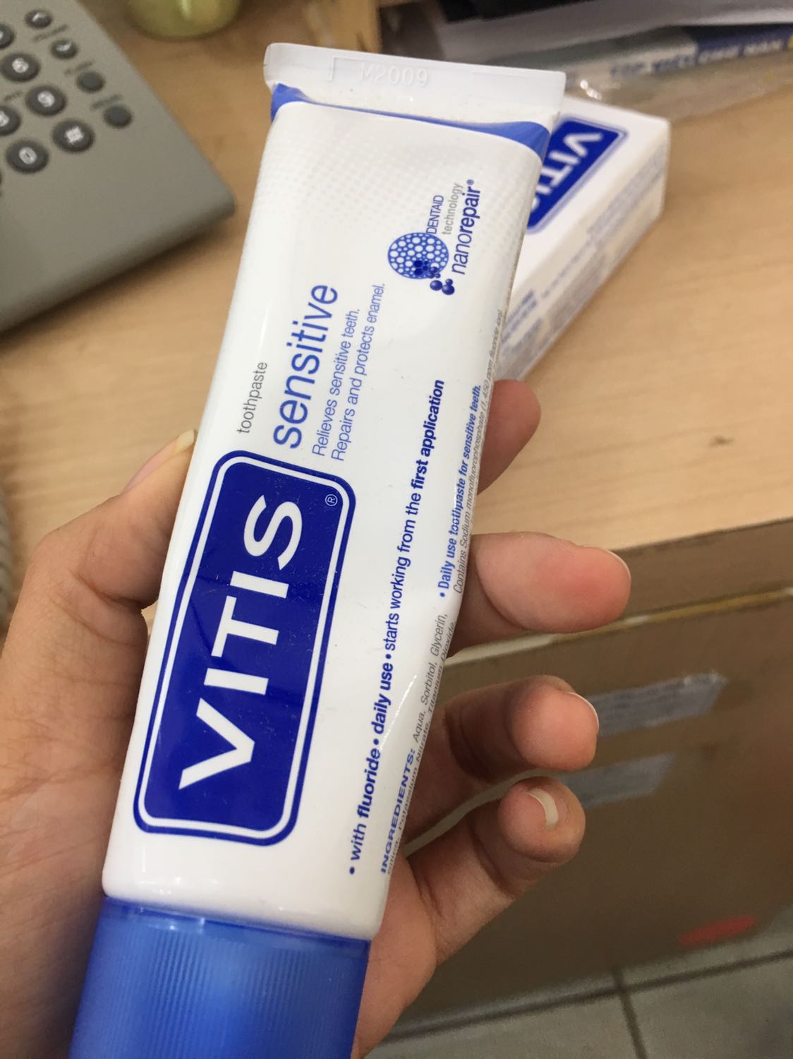 Chưa dùng nên chưa biết chất lượng ra sao nhưng vỏ hộp thì móp méo nát và bụi bẩn, tuýp kem đánh răng bên trong hộp giấy cũng bẹp và phủ 1 lớp bụi. Trong khi hộp của tiki thì phẳng phiu không 1 góc bẹp. Tuy nhiên lớp giấy bạc bên trong nắp tuýp thì còn nguyên và date chưa hết (SX NĂM 2009 ?)
Dù sao cũng khiến mình hoang mang về mặt hàng này, cảm thấy độ tin tưởng không cao!
Nói chung là không hài lòng tẹo nào với 1 tuýp kem đánh răng gần 200k