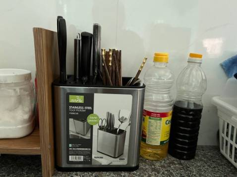 Hàng chính hãng giống với mô tả, nhìn ngoài còn đẹp hơn ảnh nhiều. Thiết kế sáng sảng, bắt mắt, để trong bếp thấy sáng hơn hẳn, inox dày dặn chắc chắn, k có mùi nhựa nồng như các loại khác. Đóng hàng cẩn thận, nhận hàng thấy đóng kỹ là thấy vui rùi, khe để đồ khô thoáng, khá dễ vệ sinh. Mình mua mấy mẫu liền, nào lạ hộp vuông hộp chữ nhật các kiểu