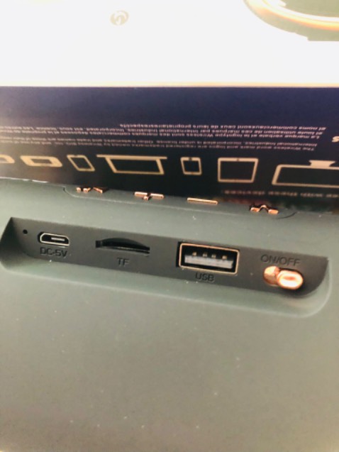 Loa mở  max  hơi bi méo tiếng,nút cộng trừ kg phải là âm lượng mà nhấp vô nó qua clip khác khi đang xem youtube.tạm dùng thì vẫn ok