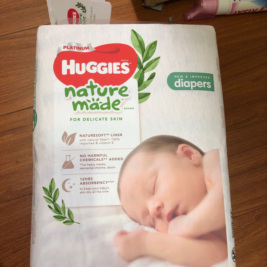 M mua theo chương trình khuyến mãi quảng cáo là mua 399k được tặng kệ chữ A. Canh giờ đặt đầu giờ nhưng mua trên Tiki thì không được tặng kệ và cũng ko hiểu những ai được tặng. Làm việc mập mờ quá. Mua ở Concung thì có deal rõ ràng là được tặng kèm hay ko