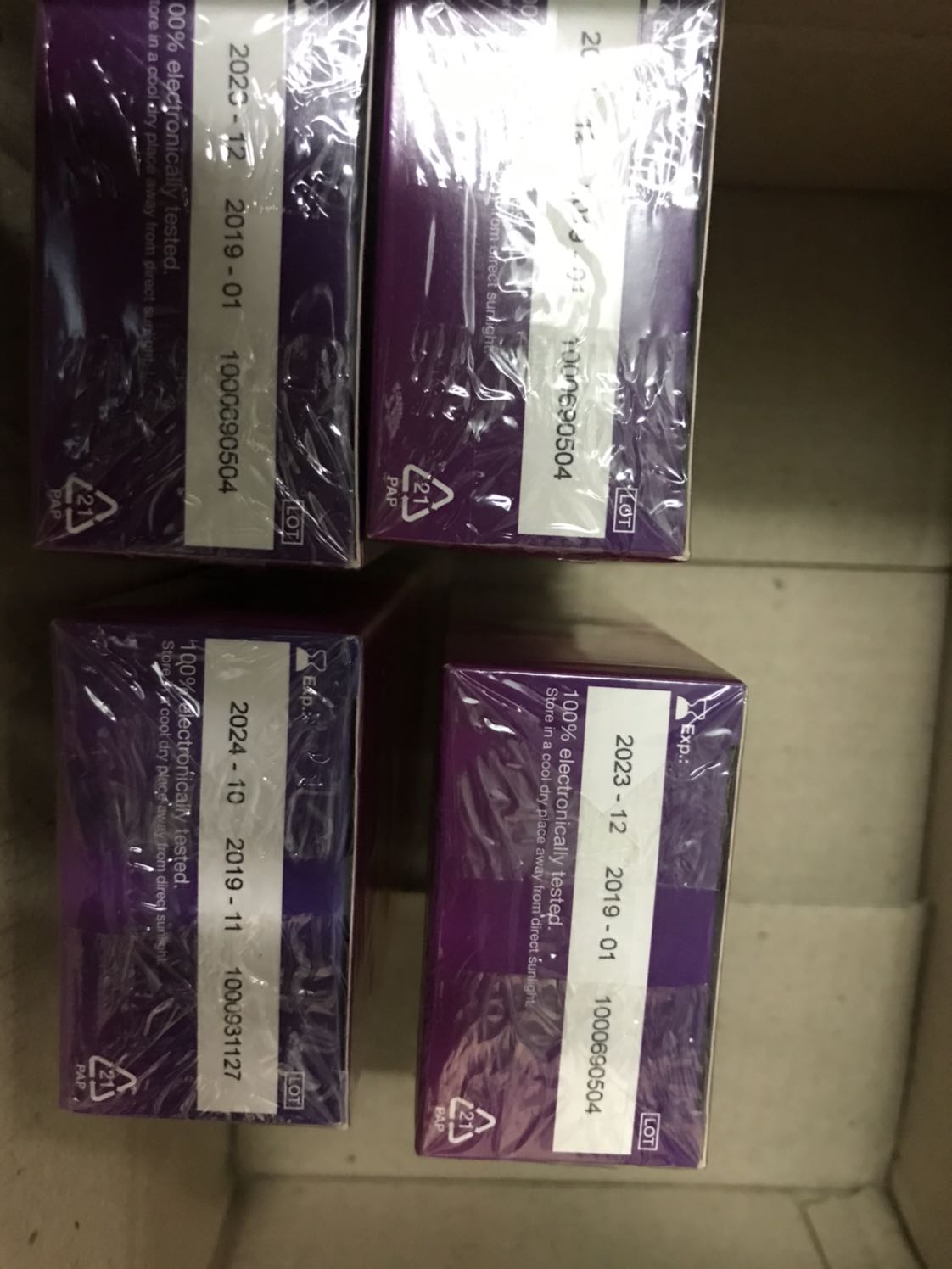 Sản phẩm không giống mô tả mẫu mới màu hồng có miệng cười 
Date sử dụng không đồng nhất có hộp 2023 có hộp 2024 có dấu hiệu pha hàng không giống nhau 
và hộp 2024 giống hàng giả hàng nhái như ảnh đính kèm, hình ảnh vỏ hộp màu nhạt, đường nét nhoè không giống như hộp 2023