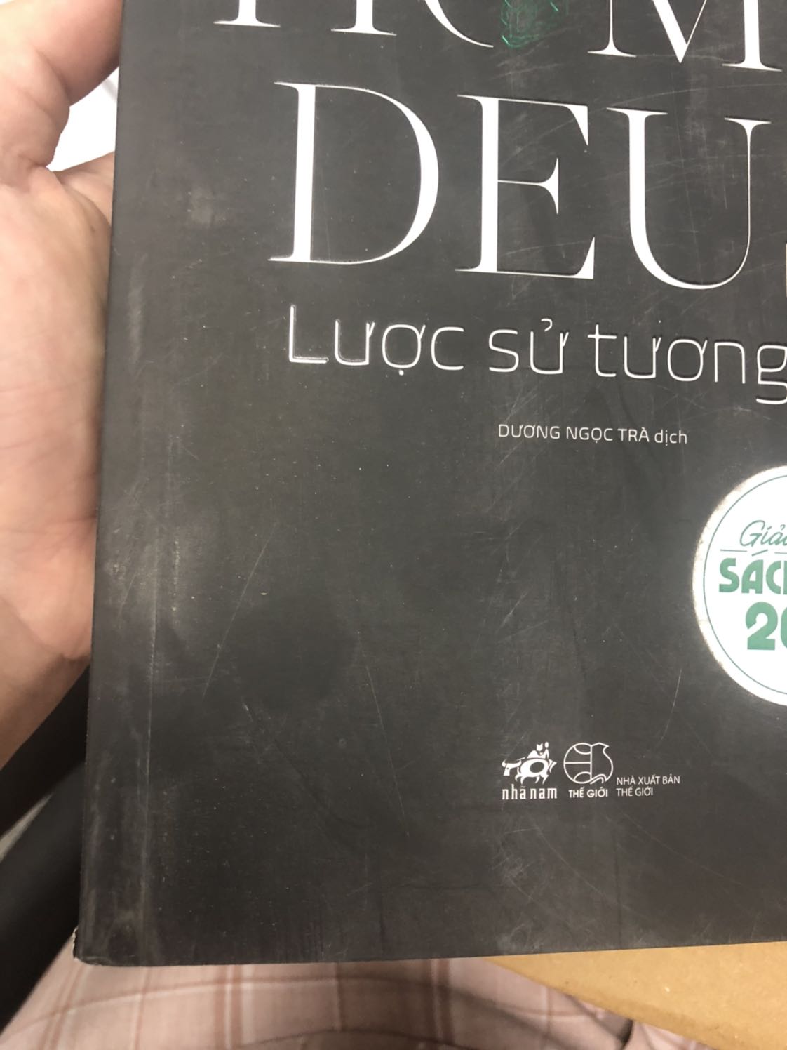 Vô cùng thất vọng!
Mình đặt quyển sách này của Tiki, khi nhận dc hàng thì vô cùng hào hứng mở ra hít hà mùi thơm của sách mới nhưng không! Khi mở ra là cả bầu trời thất vọng và bực mình! Tiki Ship cho mình quyển sách ko dc bọc giấy bóng, cả bìa sách trước sau bị xước toàn bộ. Gáy sách thì nát và bẩn, Không còn từ nào để miêu tả! Quá thất vọng!