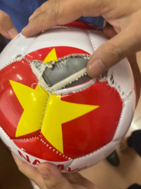 Bơm vô là rách luôn. Mới mua về chưa kịp chơi