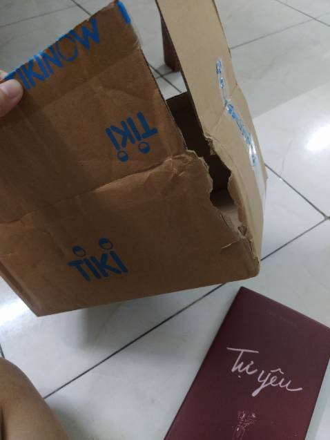 Đóng gói không cẩn thận. Kiện hàng bị rách. Sách sale nên cũ, không có steal và bookmark. Máy ảnh mình chụp ảo nên không thể hiện được các vấn đề trên. Đóng gói không cẩn thận. Kiện hàng bị rách. Sách sale nên cũ, không có steal và bookmark. Máy ảnh mình chụp ảo nên không thể hiện được các vấn đề trên.