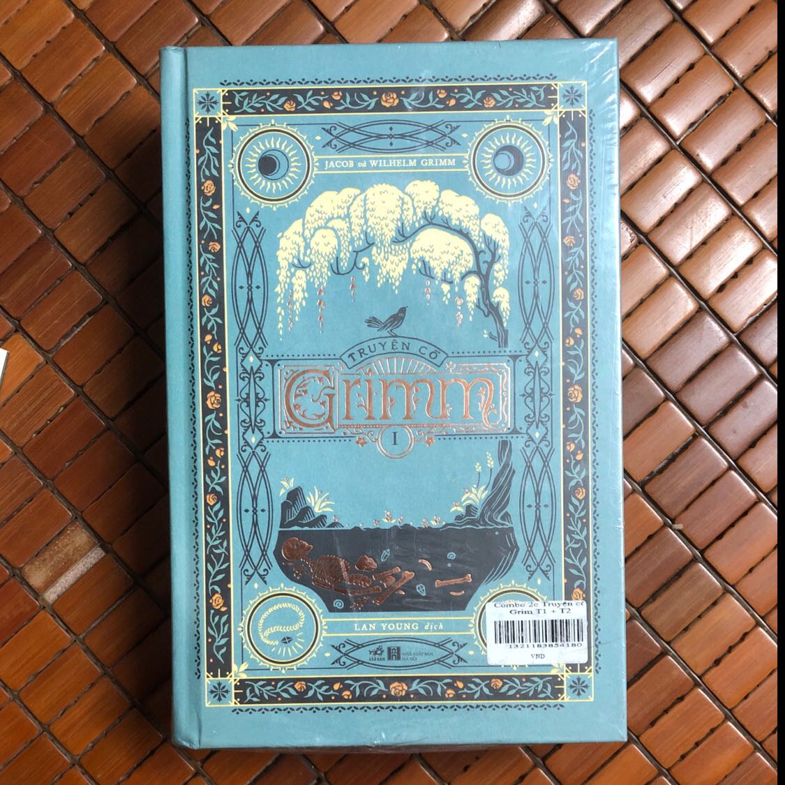Truyện được bọc màng co chắc chắn, giao hàng rất nhanh.
Truyện cổ grim thì đã quá quen thuộc với mọi người. Ấn bản do Nhã Nam xuất bản được thiết kế bìa mang màu sắc, hình ảnh đúng chất truyện cổ tích dành do người lớn bởi tông màu trầm và hình ảnh có pha chút ma mị. Nói chung về hình thức thật sự Nhã Nam chưa bao giờ làm mình thất vọng.