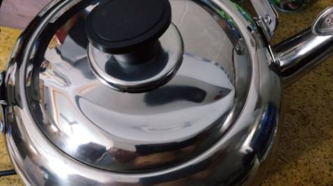 Nắp bị móp rất xấu, tệ, lần sau bị nữa chắc vĩnh biệt luôn