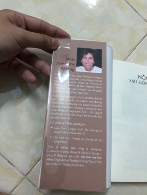 mua gói bọc Bookcare mà nhìn bọc thấy chán thiệt, mặt sau không khít, đường cắt cẩu thả, mặt sau bị đùn, thất vọng với cái Bookcare này