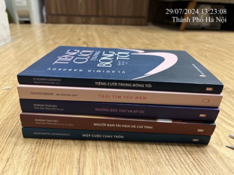 Sách mới đẹp, có df 1 chút, giao hàng nhanh.