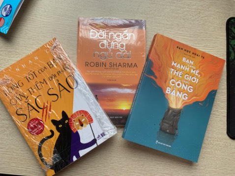 Sách đời ngắn đừng ngủ dài là 101 lời khuyên từ một chuyên gia quản lý lãnh đạo, một người bạn với những câu nói đúc kết để hình thành một cá nhân sống đẹp hơn, có ý nghĩa hơn. 101 châm ngôn sống ngắn gọn cùng những bài học dẫn chứng cuộc sống mà bạn có thể mở ra bất kỳ lúc nào.
Sách phù hợp cho mọi người, nhất là những người thuộc khối kinh tế, kinh doanh. Cảm ơn người dịch rất nhiều.
Tiki vẫn giao siêu nhanh. Bao bọc gọn vẽ, sách mới và đẹp.