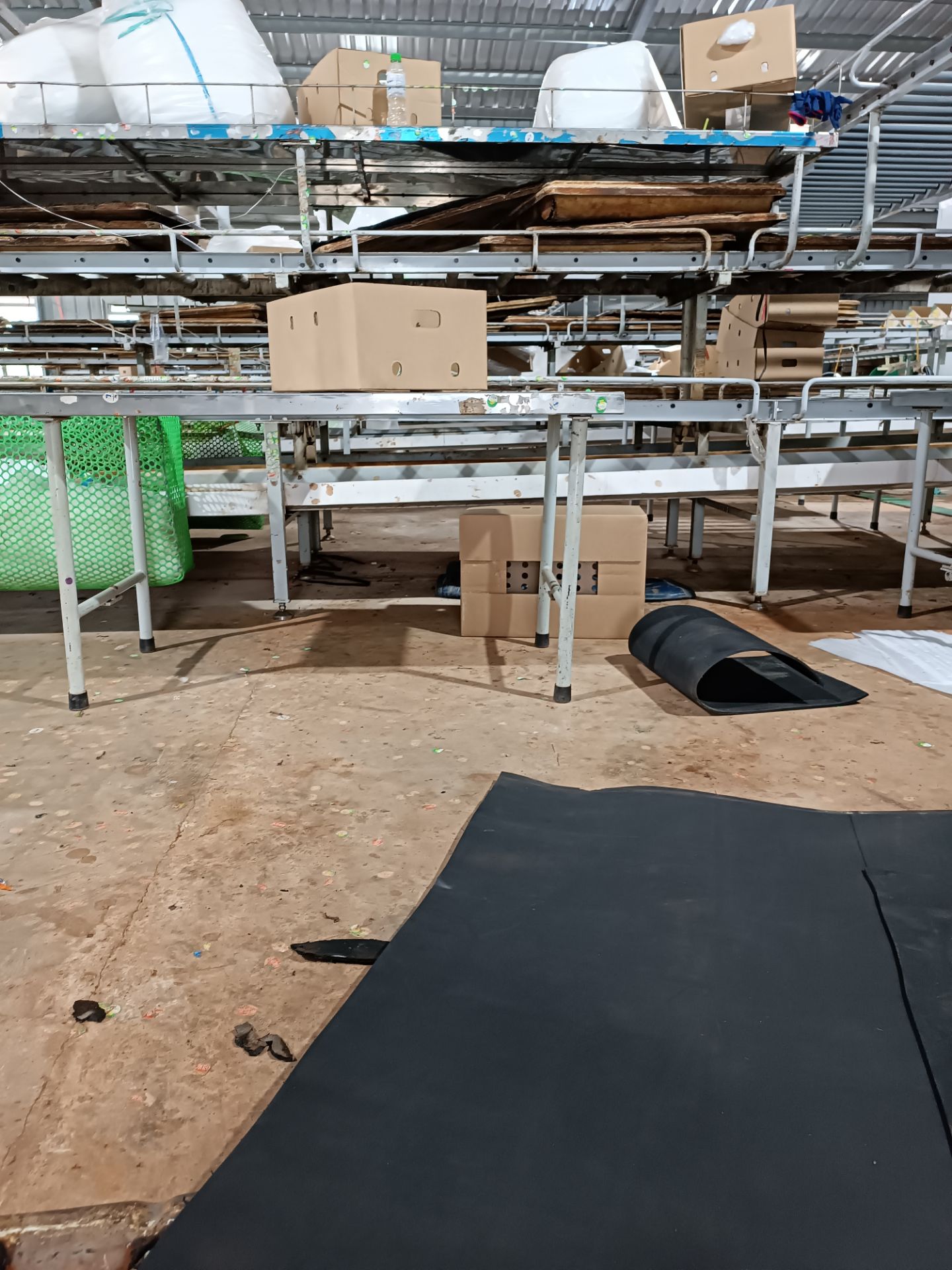 Khẩu trang hơi mỏng so với các sản phẩm cùng loại, dùng cũng tạm được, nhưng không ưng lắm, chắc sẽ không mua lại