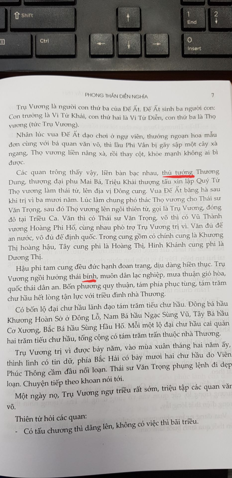 Mới đọc thử chương đầu mà thấy văn dịch ko hay, lỗi chính tả rất rất nhiều (Tiki cho gởi có 5 hình chứ 1 chương đầu mà hết hơn một nửa số trang có lỗi chính tả) Trình bày thì như canh chỉnh cho có để đem đi in, in sát rạt lề giấy, nhìn ko thuận mắt chút nào. Một ấn phẩm khá cẩu thả nên mua lúc giảm 70% tưởng rẻ mà cũng bình thường :))