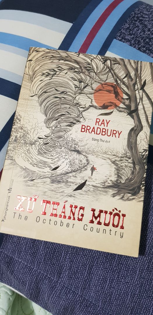 Sách giao nhanh, có màng bọc, bookmark kèm theo.
Nội dung gồm các truyện ngắn của Ray Bradbury, chủ đề viễn tưởng, rất giống style của seri phim Love, Death and Robots.