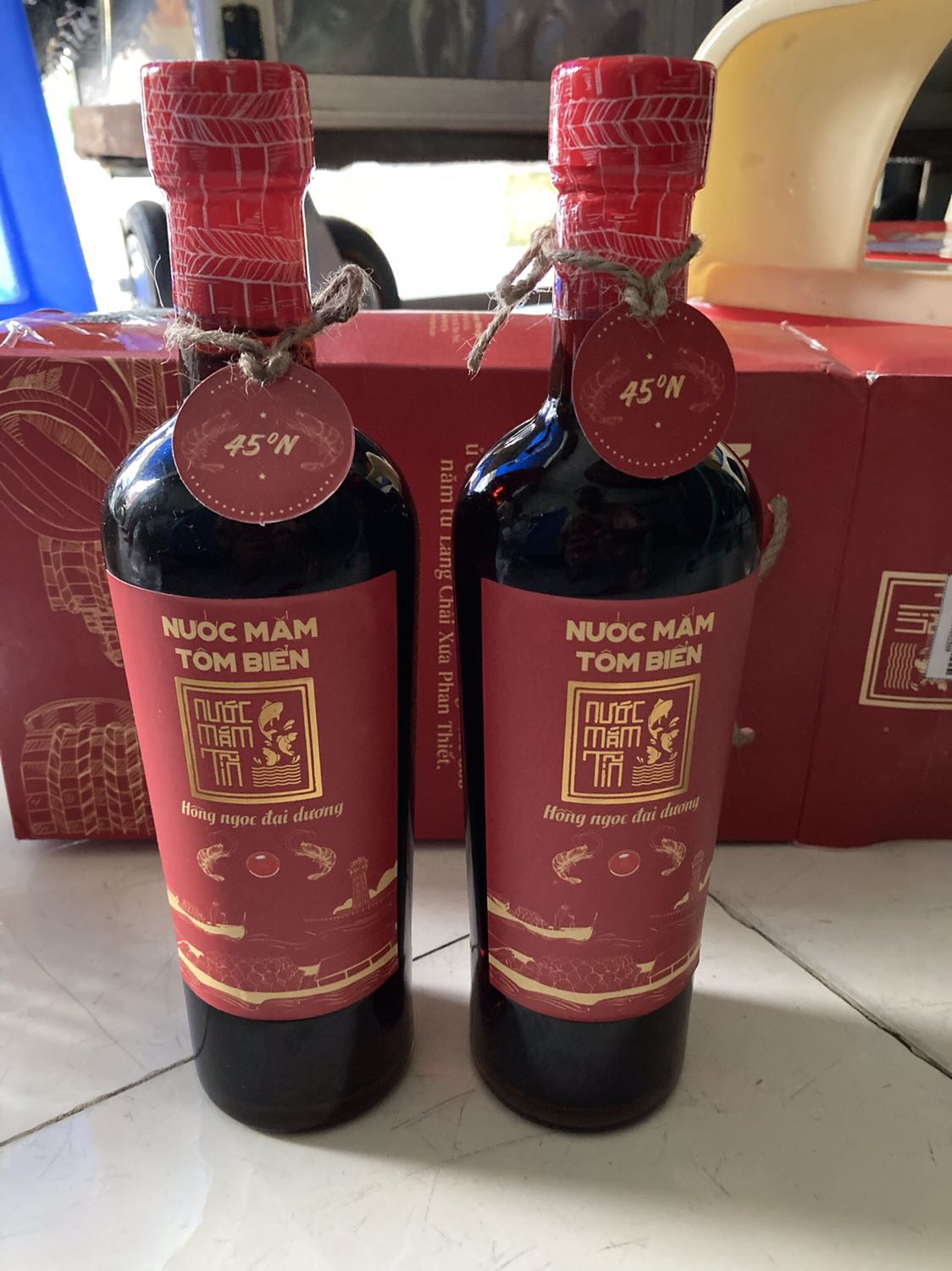 Hộp không giống như hộp mua bên cửa hàng và cty.