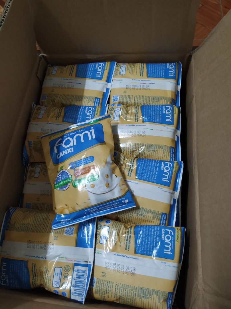 Hàng đóng gói rất đẹp. Quả nhiên người bán đã gửi gắm rất nhiều tâm tư và tình cảm trong lúc gói hàng. Hộp không có dấu hiệu bị móp, chứng tỏ bộ phận vận chuyển đã nâng như nâng trứng, hứng như hứng hoa. Xin nghiêng mình cảm ơn vì tất cả.