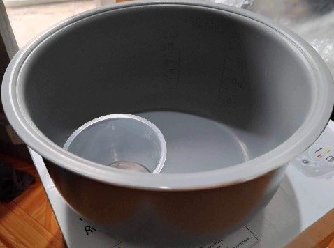 Đầu tiên luôn phải khen tốc độ Gh siêu nhanh của TIKI trading (dù mình đã quen mua hàng ở TIKI và trải nghiệm nhiều lần), đêm đặt - trưa hôm sau nhận được luôn nên có mất chút phí cũng happy.
Đóng gói siêu cẩn thận , bóc còn mệt hết cả người ^^ vừa lớp chống sốc + nilon kín mít, này VD có mưa cũng không ảnh hưởng 
Về nồi, điểm cộng:
- Mới toanh, sx ở VN 
- Gia công chắc chắn, lòng nồi và vỏ dày 
- Nấu cơm nhanh 
- Thìa thiết kế rất hay , để trên mặt phẳng không bị bẩn thìa 
- Khay chứa nước khá lớn ( lúc đầu chưa biết mãi không lấy ra được) 
Sẽ bị mùi 2-3 hôm đầu nên mn cứ mở rồi , lau qua cho nhanh hết mùi
Nồi nấu cơm ráo nước hơn nồi cũ của mình nên phải cho nhiều nước hơn.