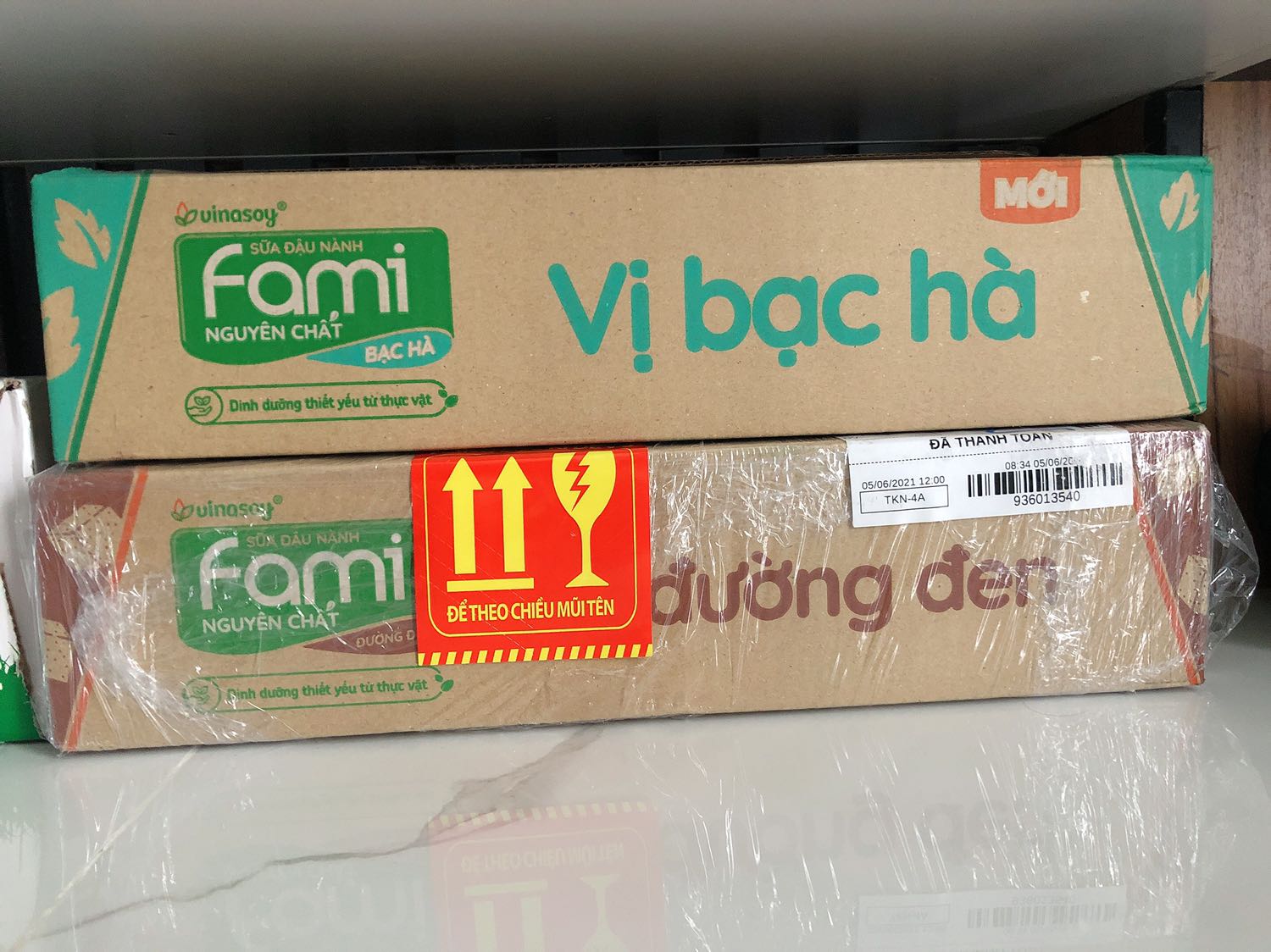 Tiki đóng gói cẩn thận, giao hàng nhanh dù hôm đó trời mưa cũng vẫn lặn lội giao đơn, mình cảm ơn rất nhiều. 

Mình mới uống vị bạc hà chứ chưa uống vị này, thấy là lạ, đỡ ngấy. Được cái date xa chứ không như lần trước mình mua, giá cũng tốt nữa.