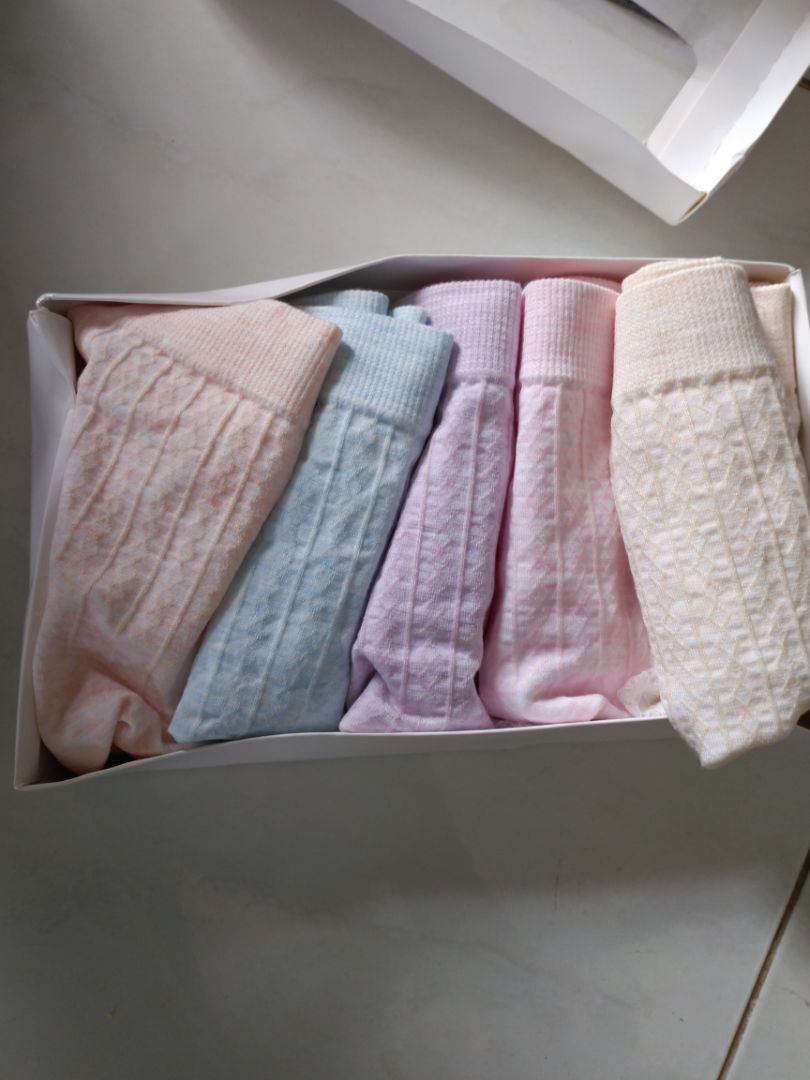 Hàng về đến tay mình mà móp méo như vầy đây. Nói về chất lượng thì sp tốt, vải mềm mại co dãn, chắc loại này size M thì chuẩn.
mọi thứ tốt tiki giao hàng nhanh còn hơn cả dự kiến, mỗi tội gói hàng hơi ẩu tí may mà k ảnh hưởng mấy đến sp