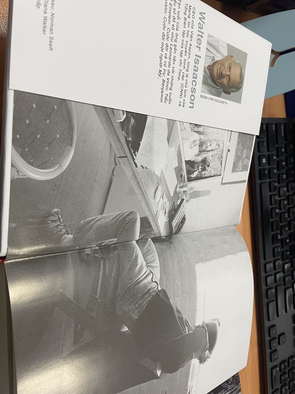 Hàng giao rất nhanh dù không đặt tikinow. Bìa sách đẹp và cứng cáp. Chất lượng giấy trung bình (do màu giấy hơi vàng không phải  trắng như giấy A4 hay dùng). Nội dung chưa đọc nên chưa đánh giá được.
Nhìn chung khá hài lòng với ngoại quan sách và giao hàng của tiki.