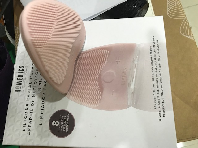 Mình nhận sp với vỏ hộp đã mở seal sẵn và theo Tiki giải thích là Tiki kiểm tra sp trước khi giao đến khach hàng. Sản phẩm đầy đủ phụ kiện và hướng dẫn sử dụng nhưng cũng khá lo lắng vì v.đề hộp không seal tuy nhiên sp 1 đổi 1 trong 2 năm nên cũng chấp nhận. Về sản phẩm: mình lựa chọn Homedics vì giới thiệu sp làm từ chất liệu silicon y tế kháng khuẩn, khi dùng máy kêu khá ồn nhưng dùng xong cảm giác da mặt rất sạch, đây là điểm cộng. Vì mới dùng thử 1 lần nên chưa cảm nhận nhiều chức năng của máy, sẽ cập nhật đánh giá thêm sau 1 thời gian sử dụng