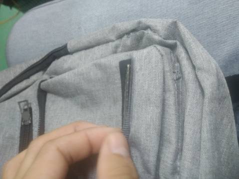 Chất lượng sản phẩm quá tệ. đường may thì không liền lạc. chỉ bị hở , bị lỗi tùm lum. 
chỉ được cái là vài dù , không thấm nước..chú giao hàng thân thiện.