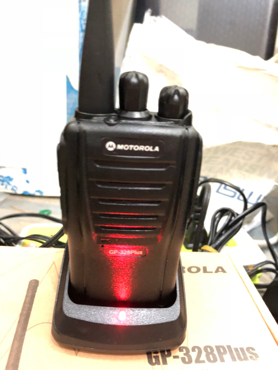 Máy nhìn nhỏ, đẹp, cự li xa giống máy mình mua lúc trước
công ty mình luc trước mua kenwood, giò mua Motorola 328 này cũng xài chung được, lại được giá rẻ, cực kì hài lòng.